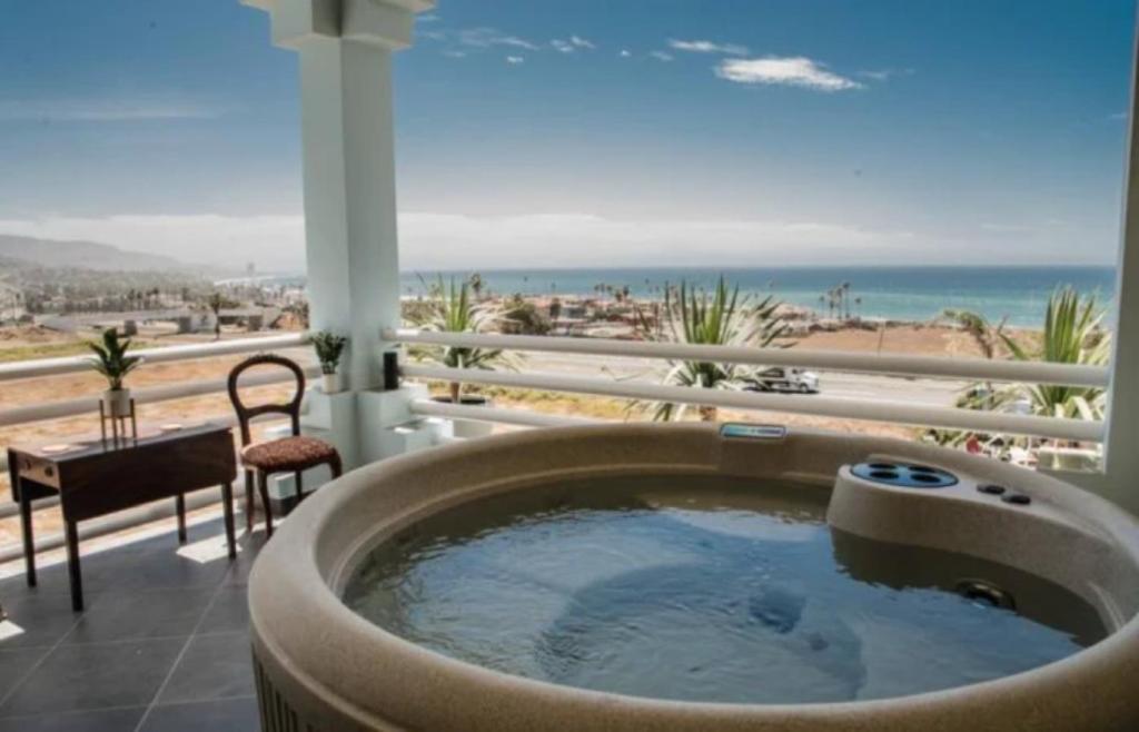 新港Capitan Boutique Resort的海景阳台上的热水浴池
