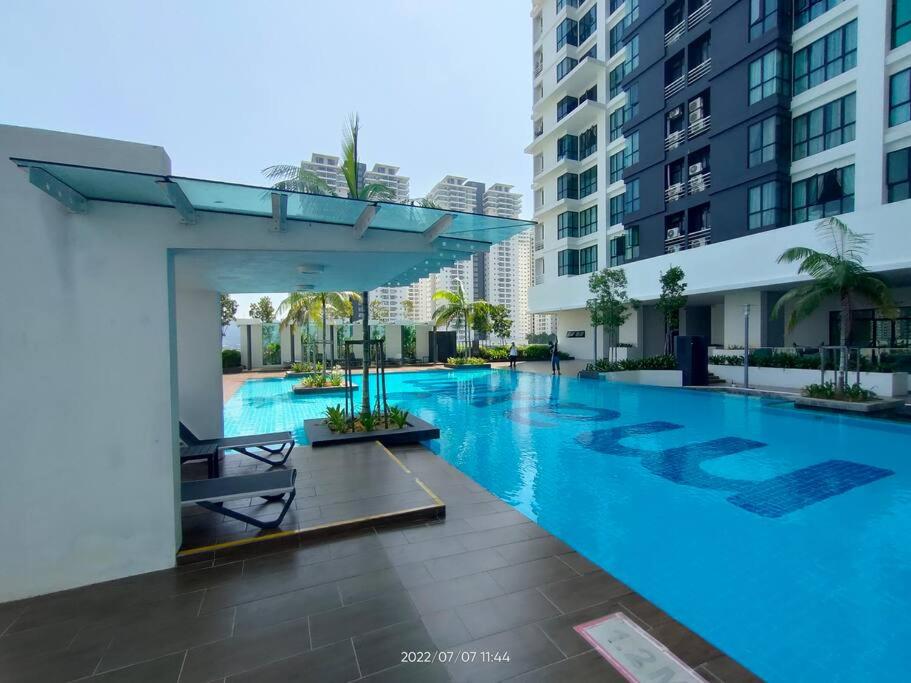 吉隆坡Da Best Guesthouse One Maxim Sentul Nice Cozy Condo 3 Rooms Aircond in Sentul KL的大楼中央的大型游泳池