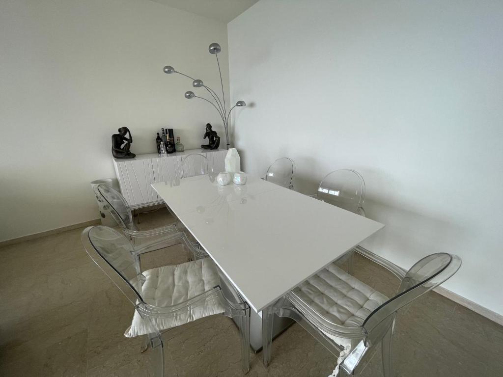 蒙特卡罗F1 Exclusive 100-sqm Monaco Apartment with Private Parking的白色餐桌,带四把椅子