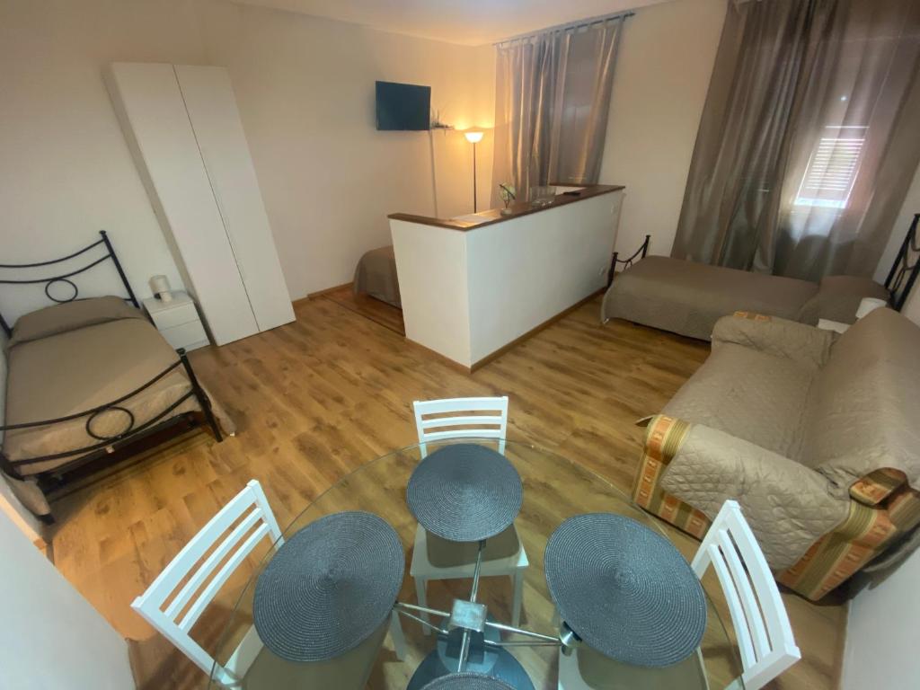 塞拉瓦莱·斯克里维亚YOUR HOME OUTLET 6的享有空中景致,设有带沙发和椅子的客厅