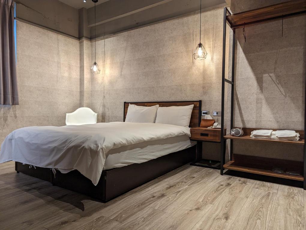 台北璞乐米窝的一间卧室配有一张大床和一个床头柜