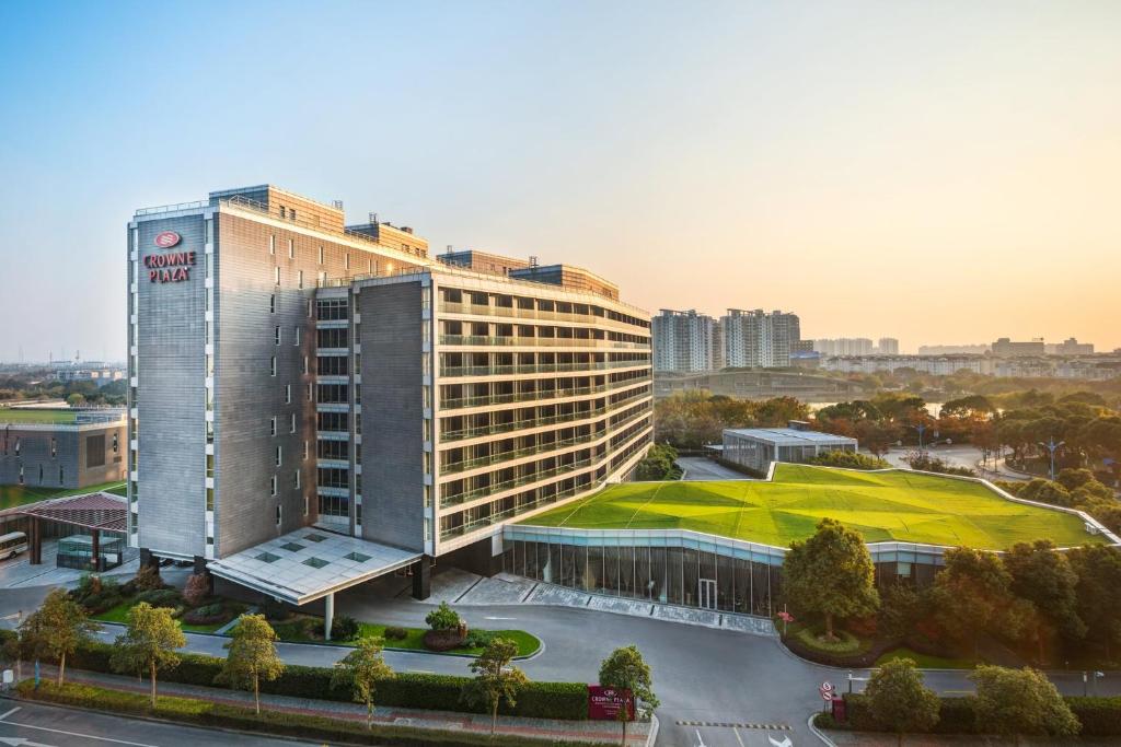 青浦上海夏阳湖皇冠假日酒店 的一座城市中带绿色屋顶的大型建筑