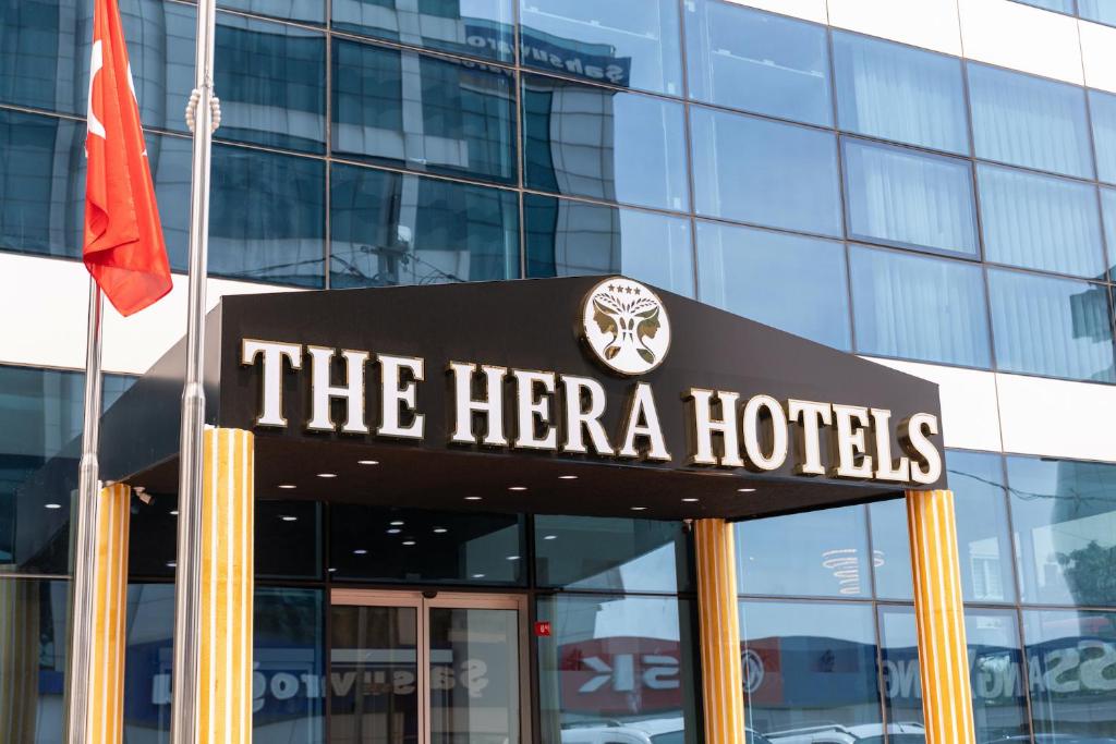 伊斯坦布尔The Hera Maltepe Otel & Spa的建筑前的草原旅馆标志