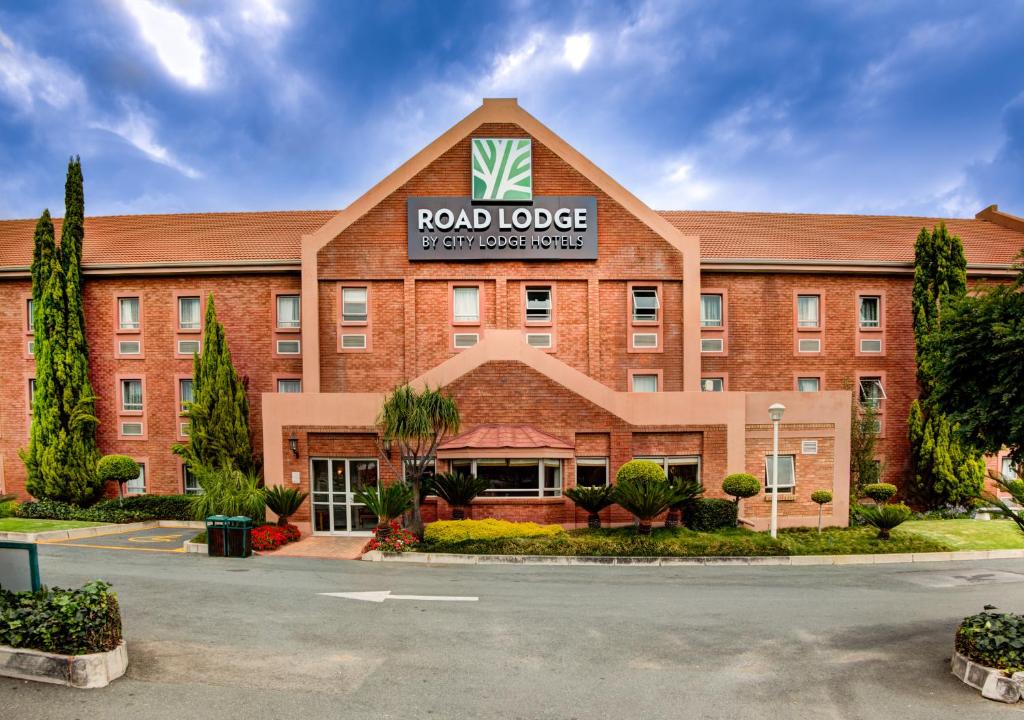 约翰内斯堡Road Lodge Randburg的建筑前方有标志的酒店