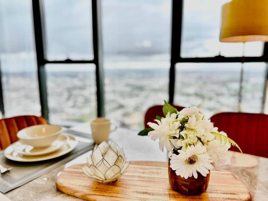 墨尔本High rise top view 2bed2bath的一张桌子上放着一团白色花