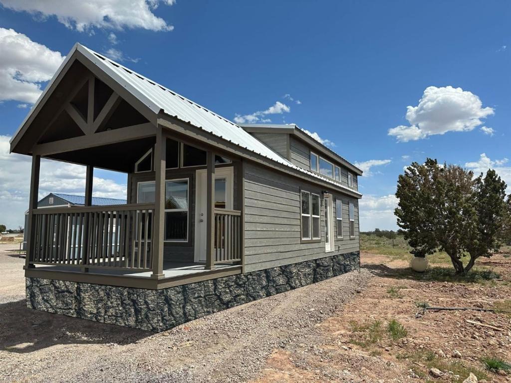 瓦莱081 Tiny Home nr Grand Canyon South Rim Sleeps 8的砾石路上的小房子,带门廊