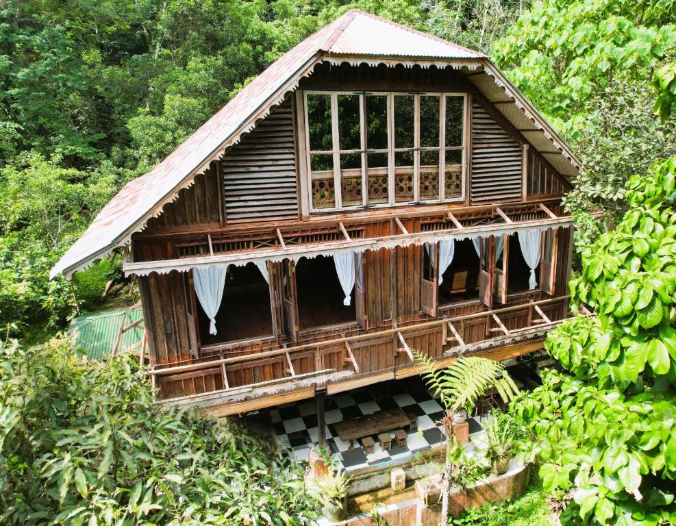 武吉拉旺Happy Ria Homestay & Guesthouse的一个小房子,有窗户和一捆香蕉