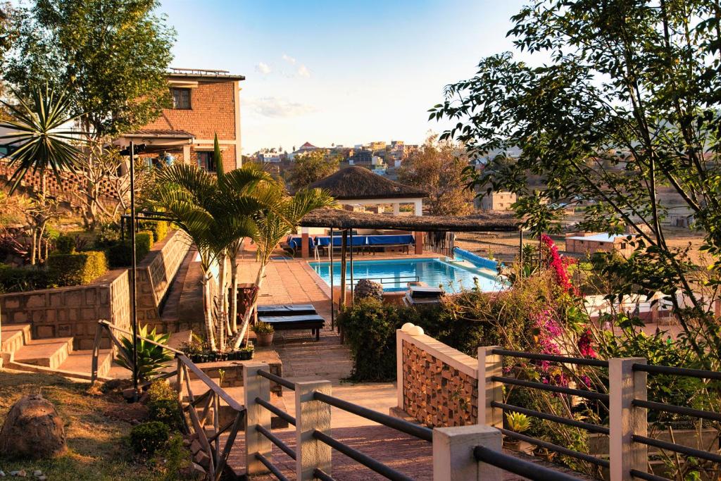 AmbohijanakaBG Tours的一座带游泳池和围栏的房子
