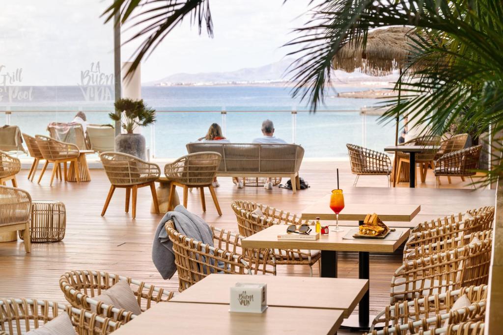 阿雷西费阿瑞斯弗格兰酒店及水疗中心的一间带桌椅的海景餐厅