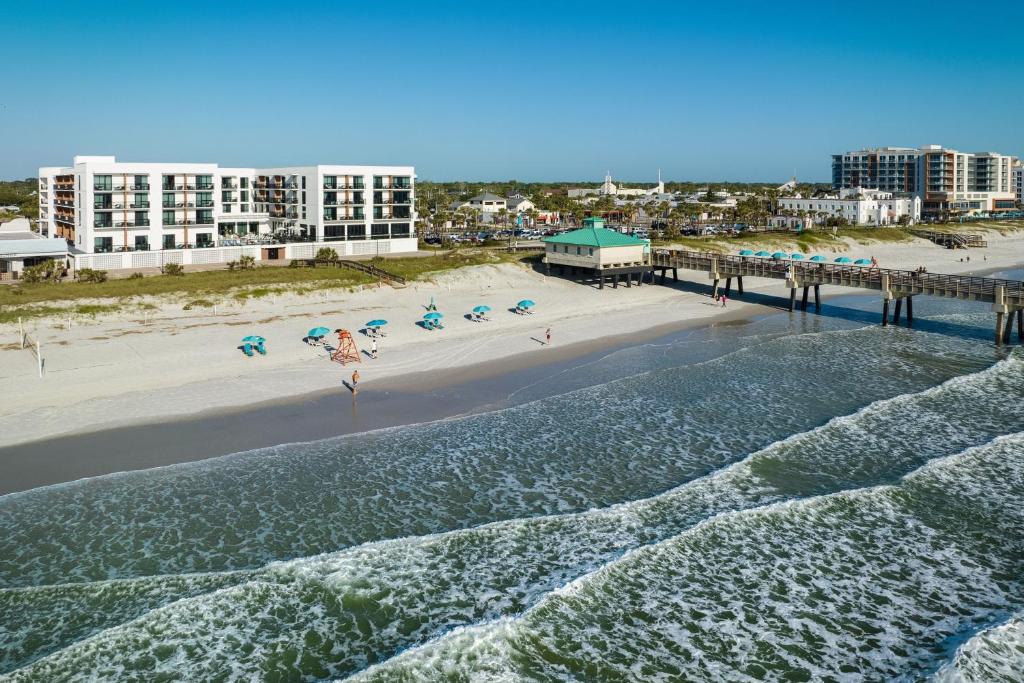 杰克逊维尔海滩SpringHill Suites by Marriott Jacksonville Beach Oceanfront的享有海滩空中美景,设有码头