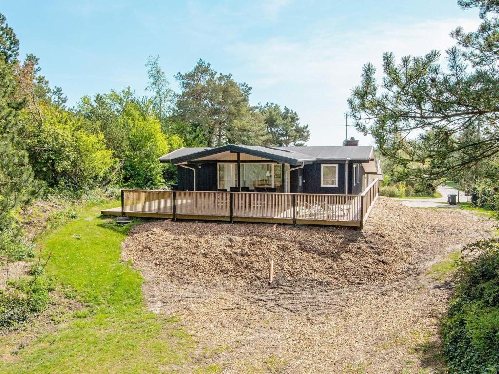 猎枪海滩10 person holiday home in Knebel的山顶上享有美景的房屋