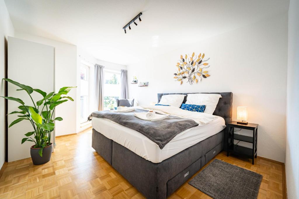 马格德堡APARTMENTO Magdeburg - Zentral - 2 Zimmer - WiFi - Netflix的一间卧室配有一张床和盆栽植物