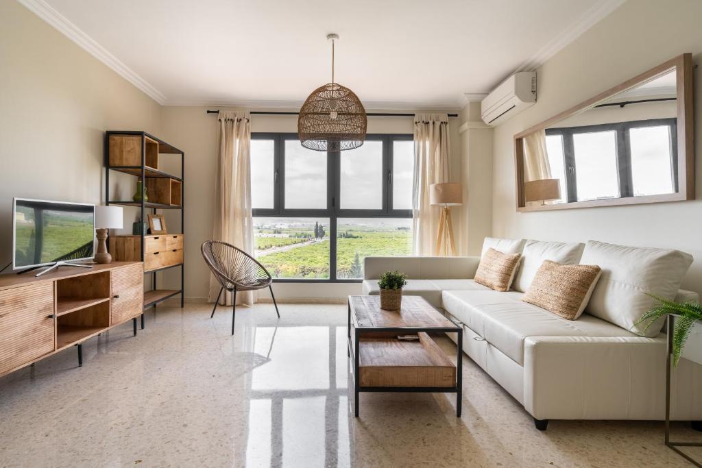 卡耐特蒂贝兰格Magnifico apartamento en Canet Playa by Hometels的客厅配有白色沙发和电视