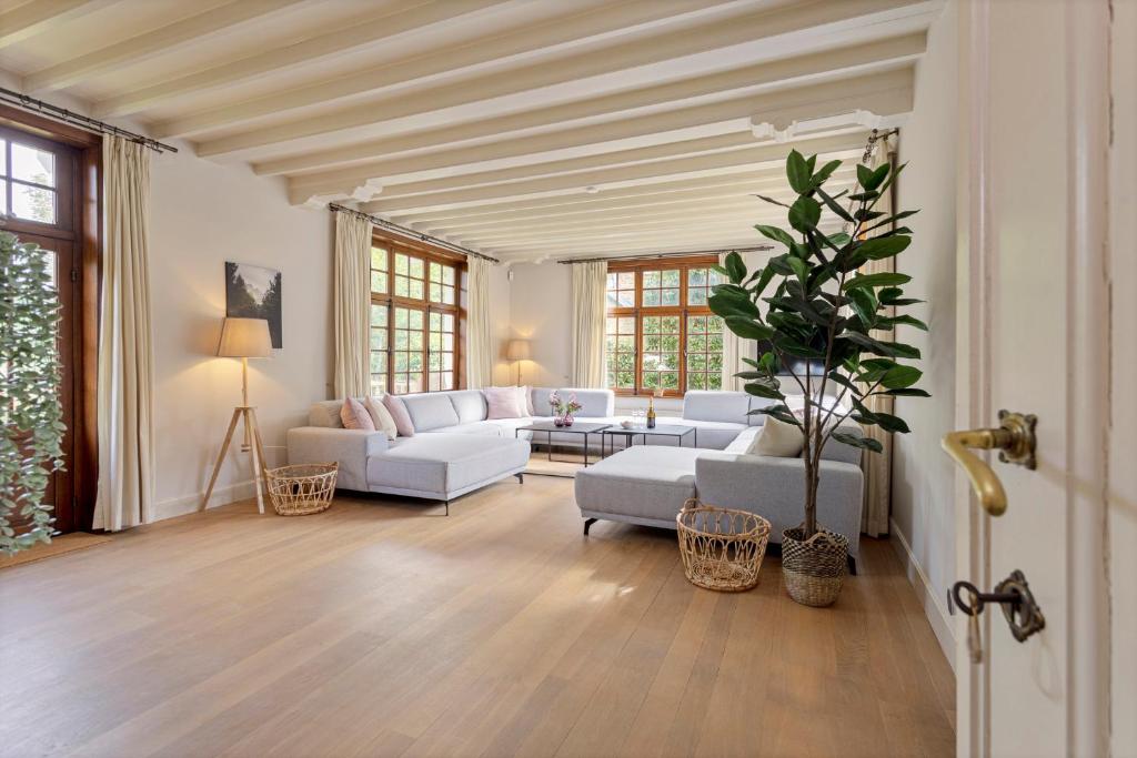 德帕内Villa Pauline的客厅配有白色的沙发和桌子