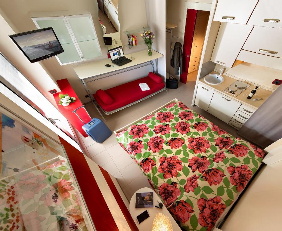 阿尔巴迪莫拉阿尔巴公寓的享有高空美景的客房 - 带一张床和厨房
