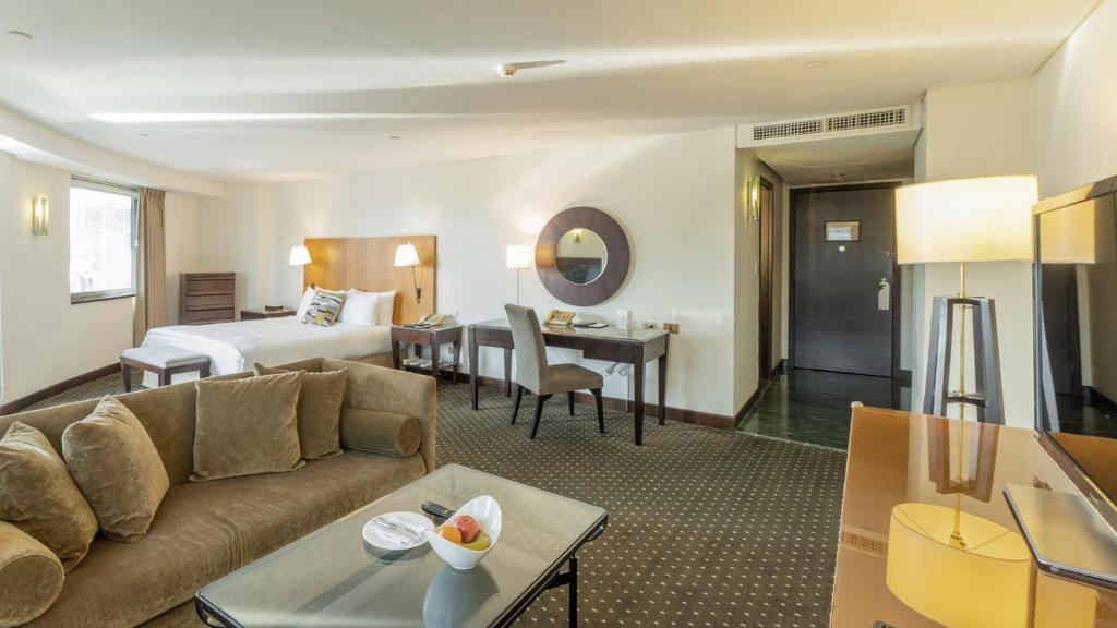 台中市永丰栈酒店的酒店客房设有一张沙发和一张床