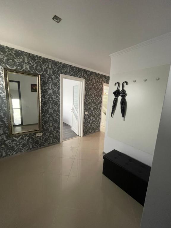 苏恰瓦Eroilor II Apartament的走廊上设有镜子,房间设有床