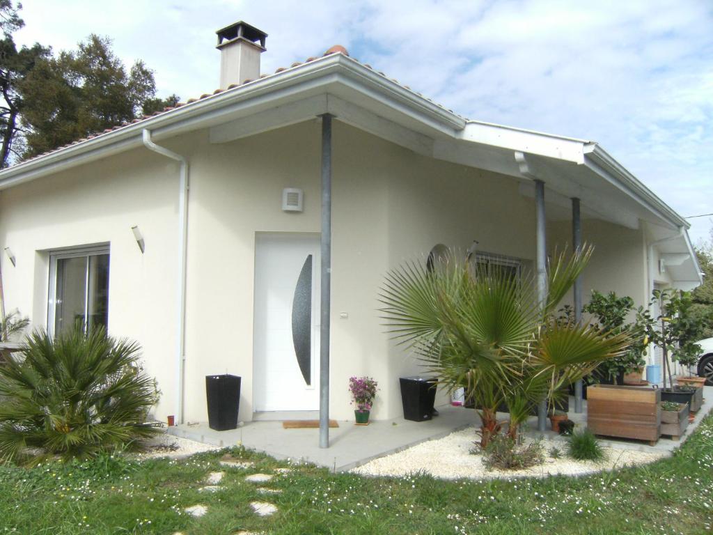 塔尔诺斯La Palibe的前面有植物的白色房子