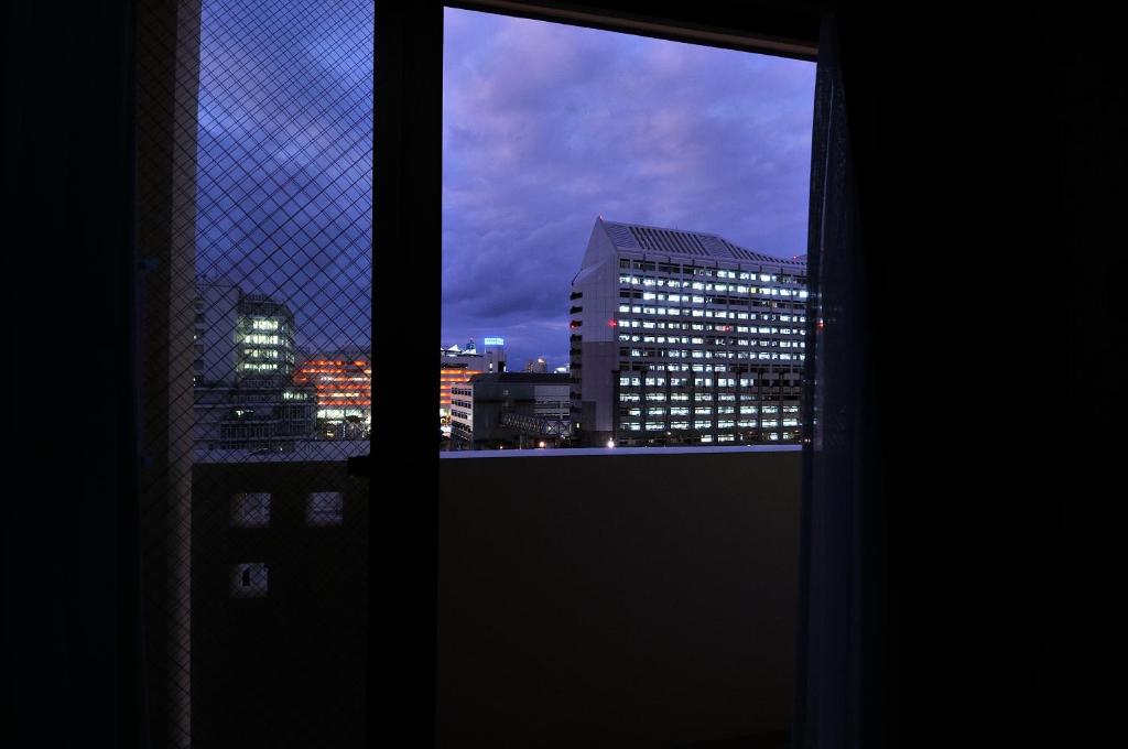 那霸KOHALA　HOTEL的从窗户可欣赏到城市天际线的景色