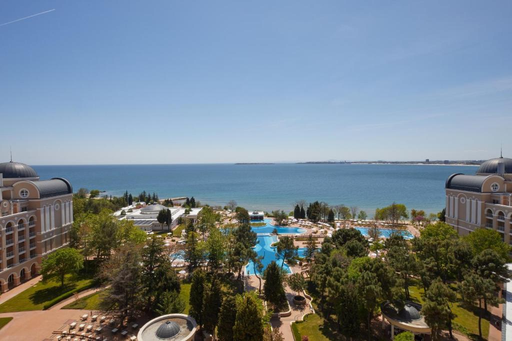 阳光海滩Dreams Sunny Beach Resort and Spa - Premium All Inclusive的享有带游泳池的度假村的空中景致
