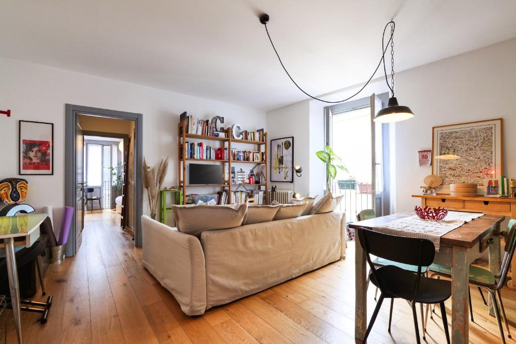 米兰PrimoPiano - Arnolfo的客厅配有沙发和桌子