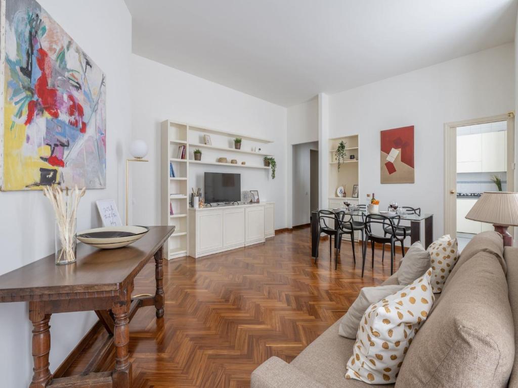米兰The Best Rent - Gorgeous two-bedroom apartment in Porta Nuova district的客厅配有沙发和桌子