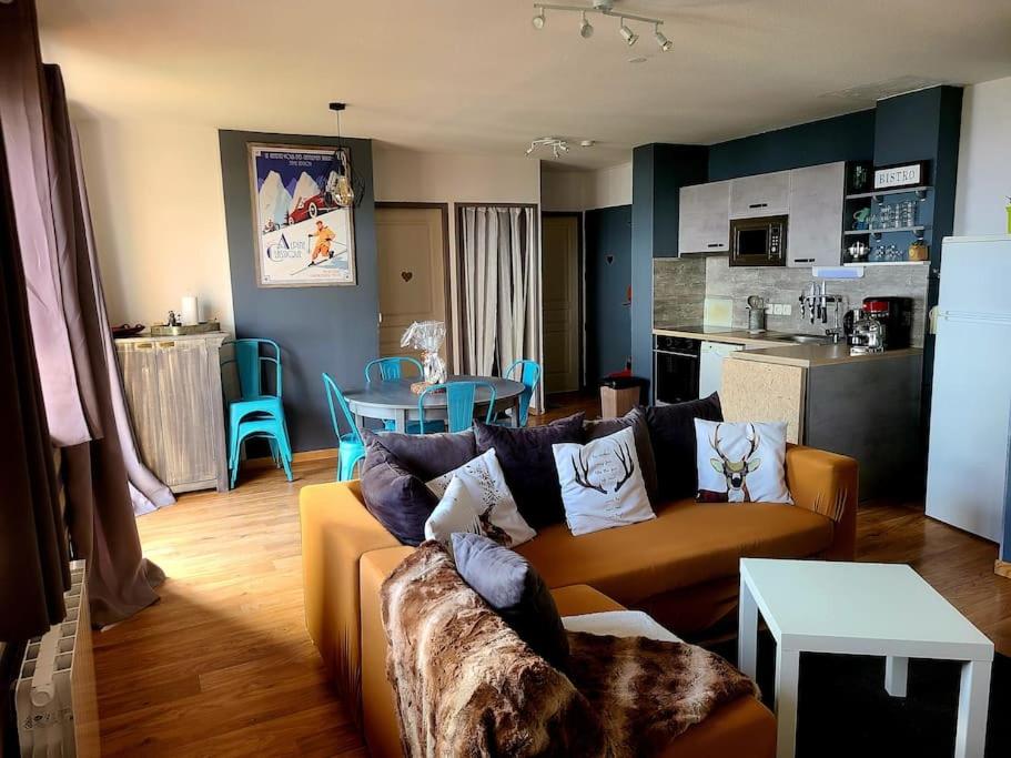 尚鲁斯Grand appartement au pied des pistes !的带沙发的客厅和厨房