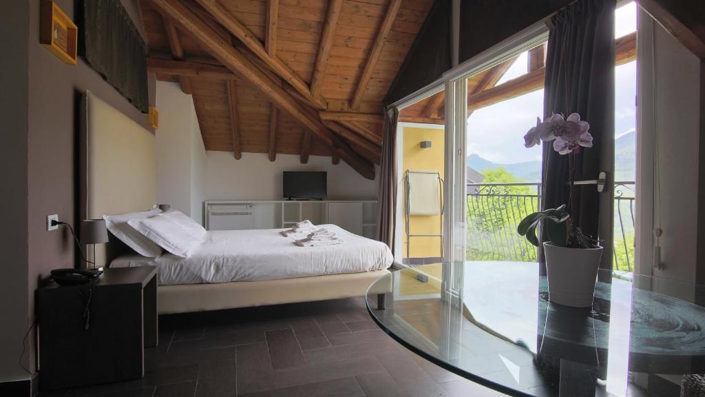 圣费德勒·因特尔维桑塔里贝拉科特酒店的一间卧室设有一张床,铺有玻璃地板