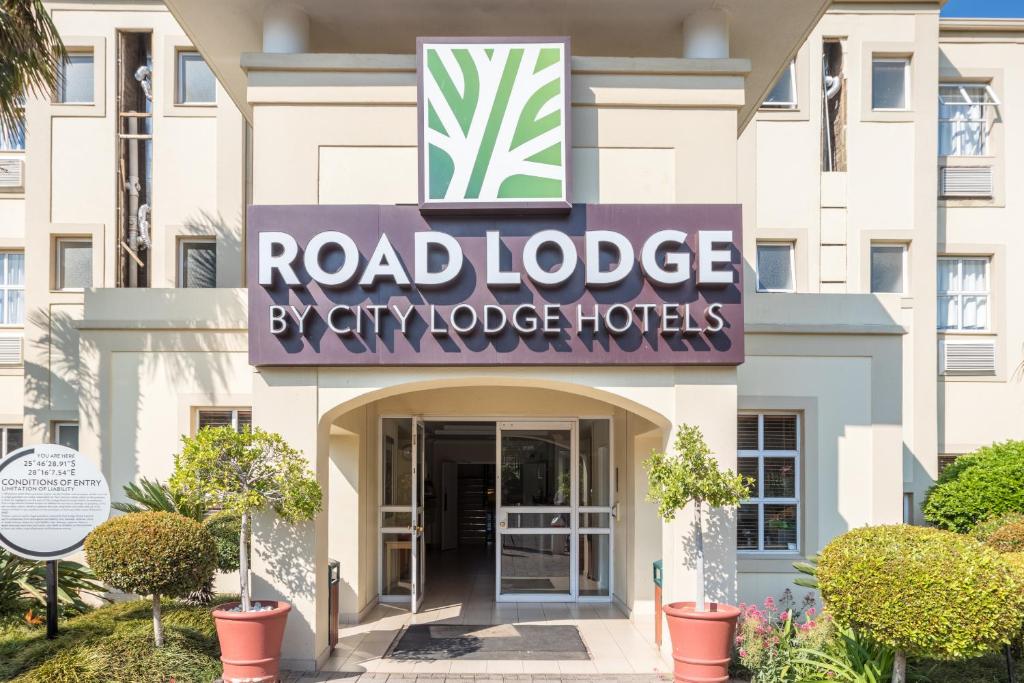 杰米斯顿Road Lodge Isando的一座标有酒店标志的建筑