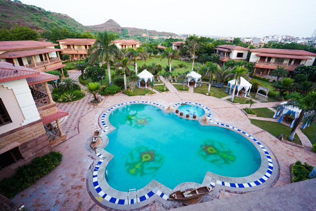焦特布尔Marugarh Resort and Spa的享有度假村游泳池的顶部景致