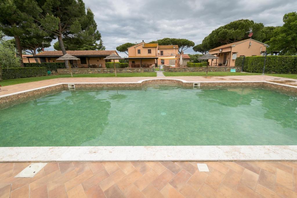 皮昂比诺Isolotto - Appartamento Quercia的院子里的大池水
