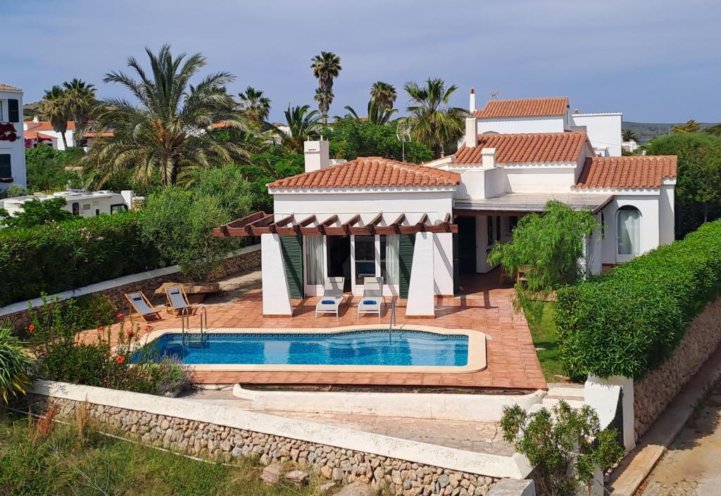 福尔内利斯Villa Xalina - Piscina / bbq / jardín的一座带游泳池和房子的别墅