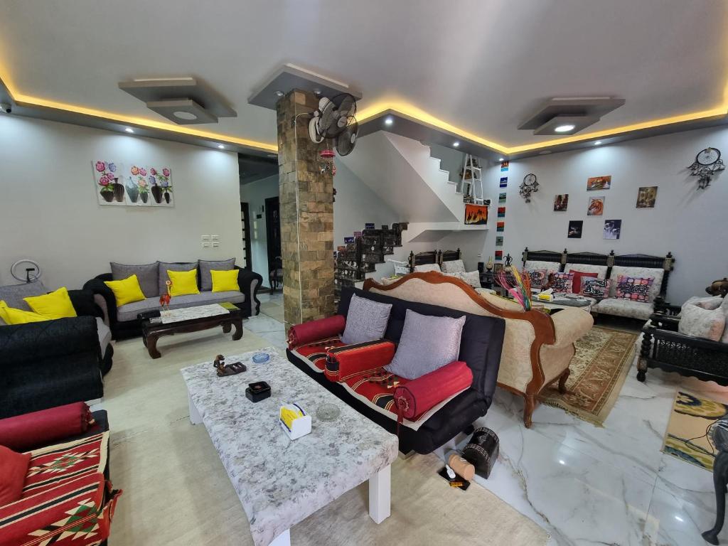 Qaryat ShākūshSpring house的客厅配有沙发和椅子