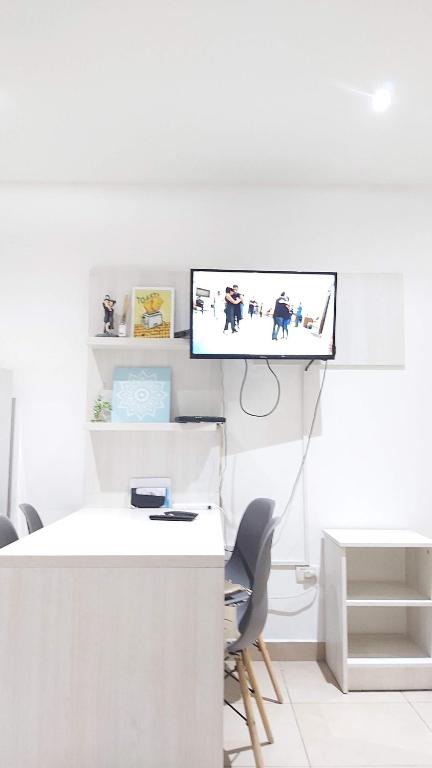 乌斯怀亚Abrazo Fueguino: calido comodo y centrico -WiFi的办公室设有书桌和墙上的电视