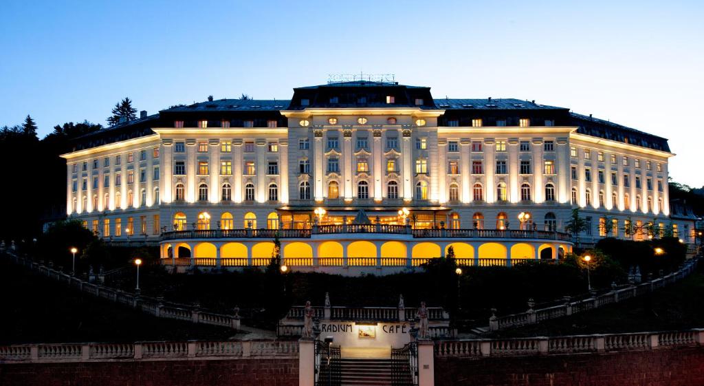 亚希莫夫Hotel Radium Palace的一座白色的大建筑,灯火通明