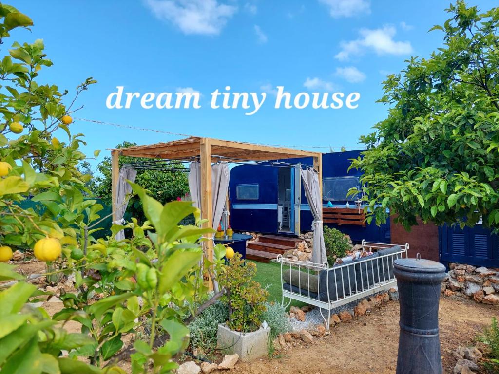 干尼亚Dream Tiny House or Luxus Tent with pool的一座梦幻般的小房子,在花园中,有言语梦幻的小房子