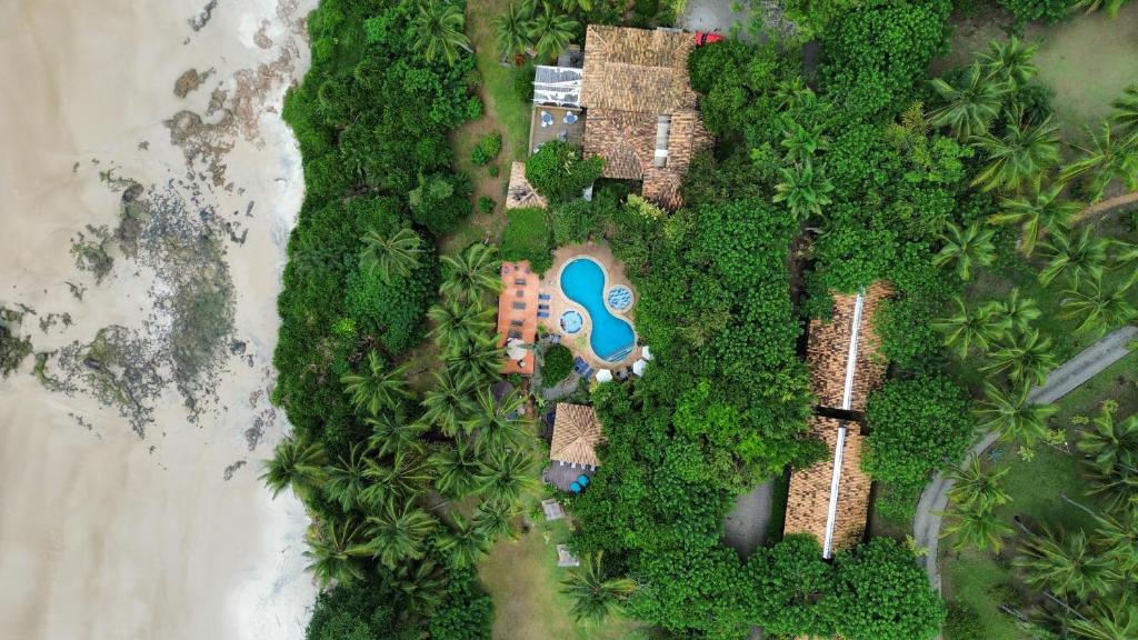 伊列乌斯纳韦甘蒂斯莫鲁宾馆的享有带游泳池和树木的度假村的空中景致