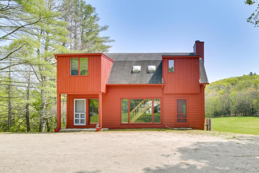 索尔兹伯里Serene Salisbury Rental Home on 26 Acres with Deck!的黑色屋顶的红色房子