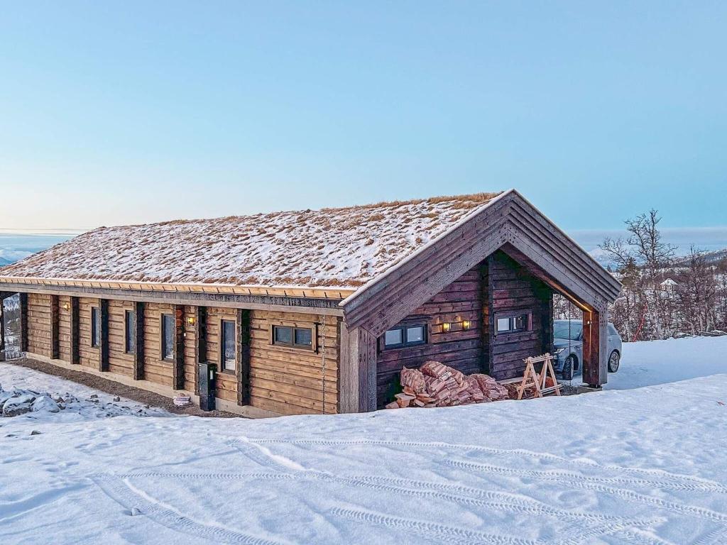 Moen i MålselvHoliday home Moen的前方的小木屋,地面上积雪