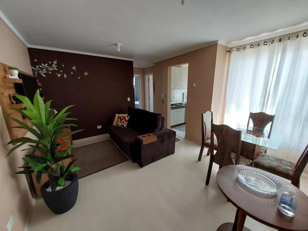 乌尼昂-达维多利亚Apartamento inteiro com garagem coberta的客厅配有沙发和桌子