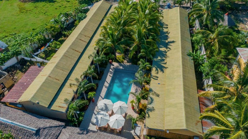 贝岛Fleurs d'Ylang的享有带游泳池和棕榈树的度假村的顶部景致