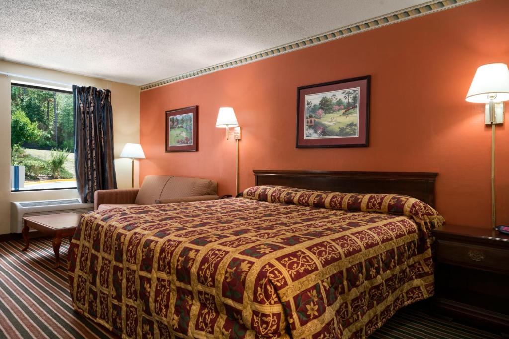 艾肯艾肯骑士旅馆的酒店的客房 - 带一张床、椅子和窗户