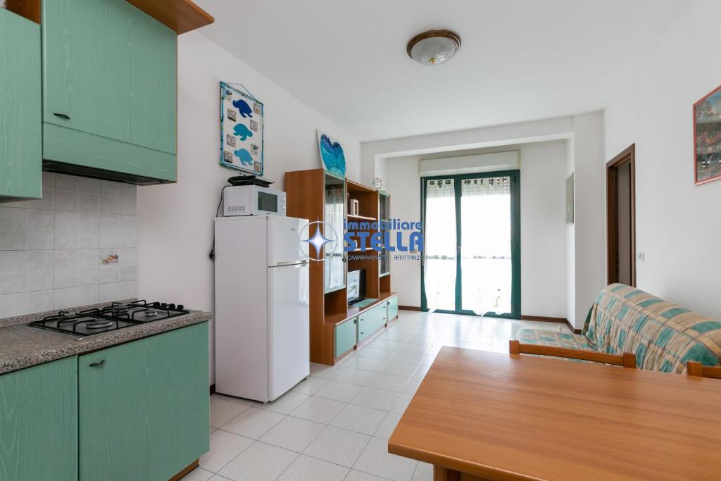 利多迪耶索罗Costa Del Sol的厨房配有绿色橱柜和白色冰箱