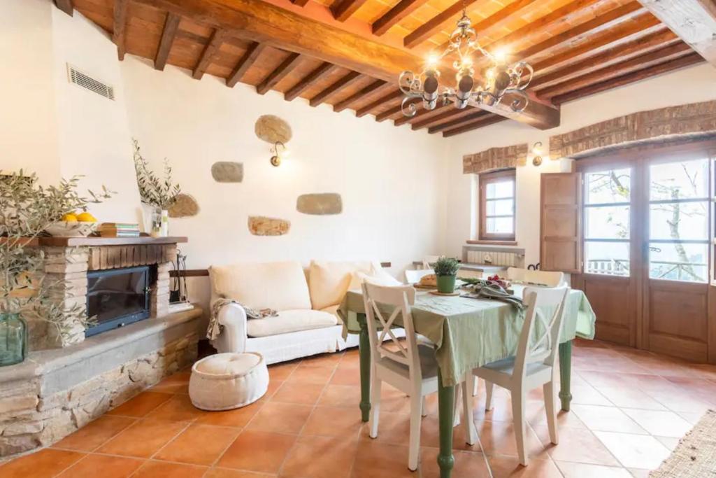 卡尔奇Olive House Tuscany的客厅配有桌子和壁炉