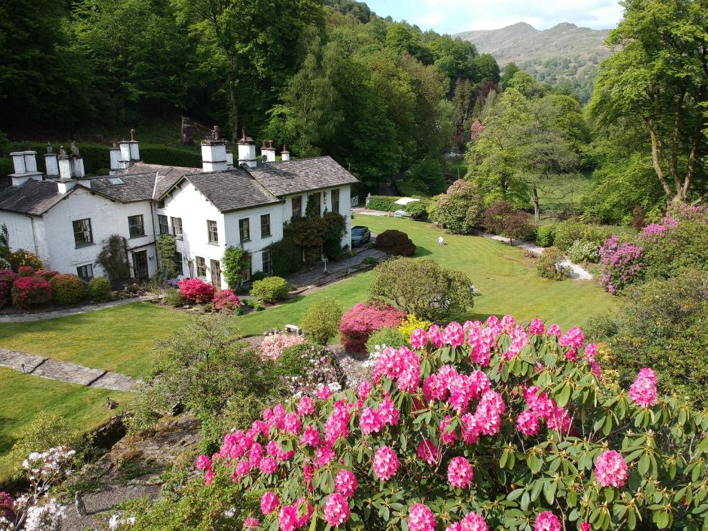 安布尔塞德Foxghyll Country House的花园里的粉红色花房