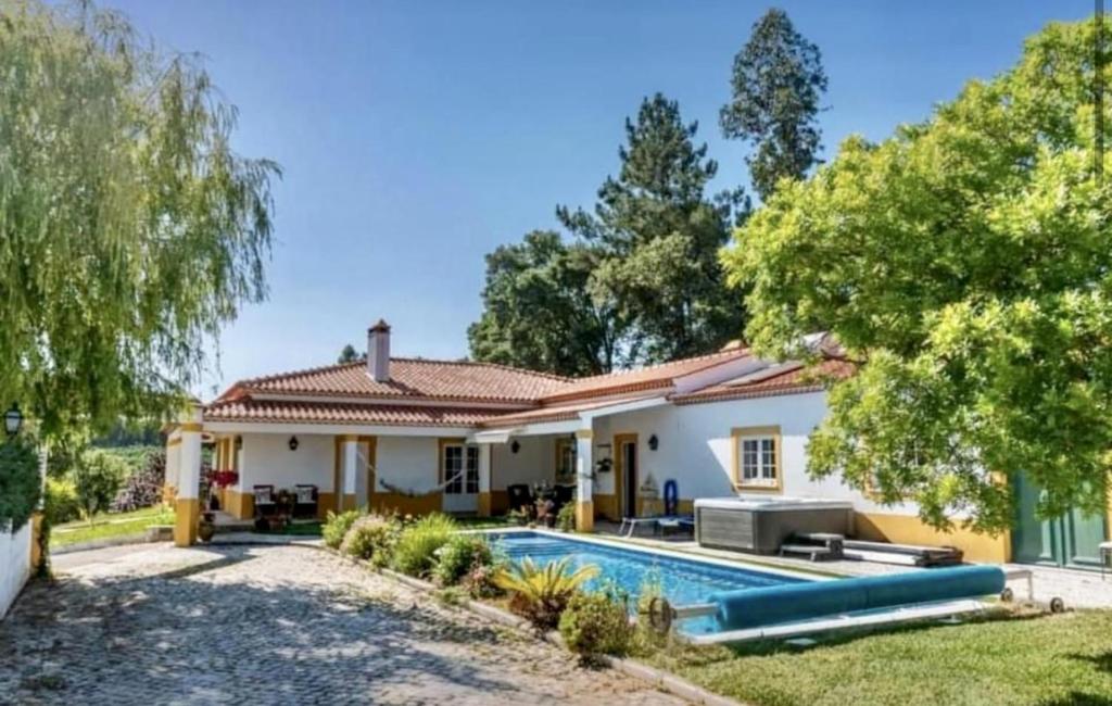 阿尔科巴萨Fantastic house swimmingpool jacuzzi horses的庭院中带游泳池的房子