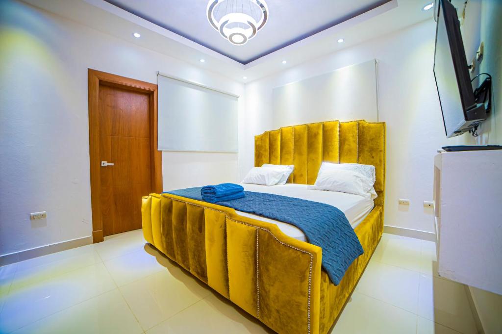 圣弗朗西斯科德马科里斯Verdana Rental Residencial Arlene II SFM的一间卧室配有一张黄色床头板的床