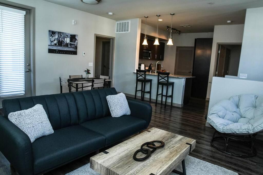 拉斯维加斯Beautiful TownHome With Garage in Las Vegas的客厅配有黑色沙发和桌子