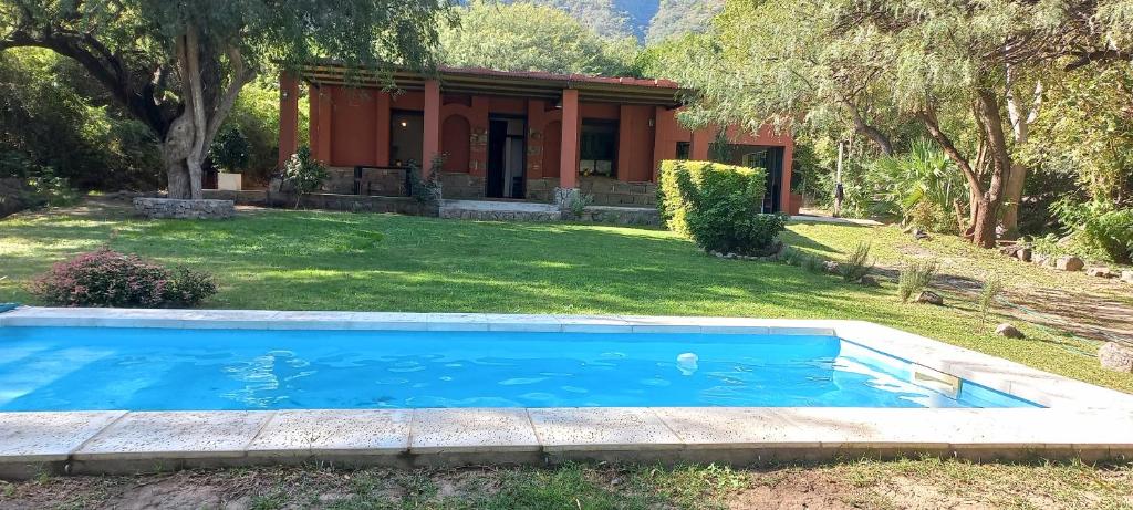 La CarreraTADASANA CASA DE CAMPO的房屋前的游泳池