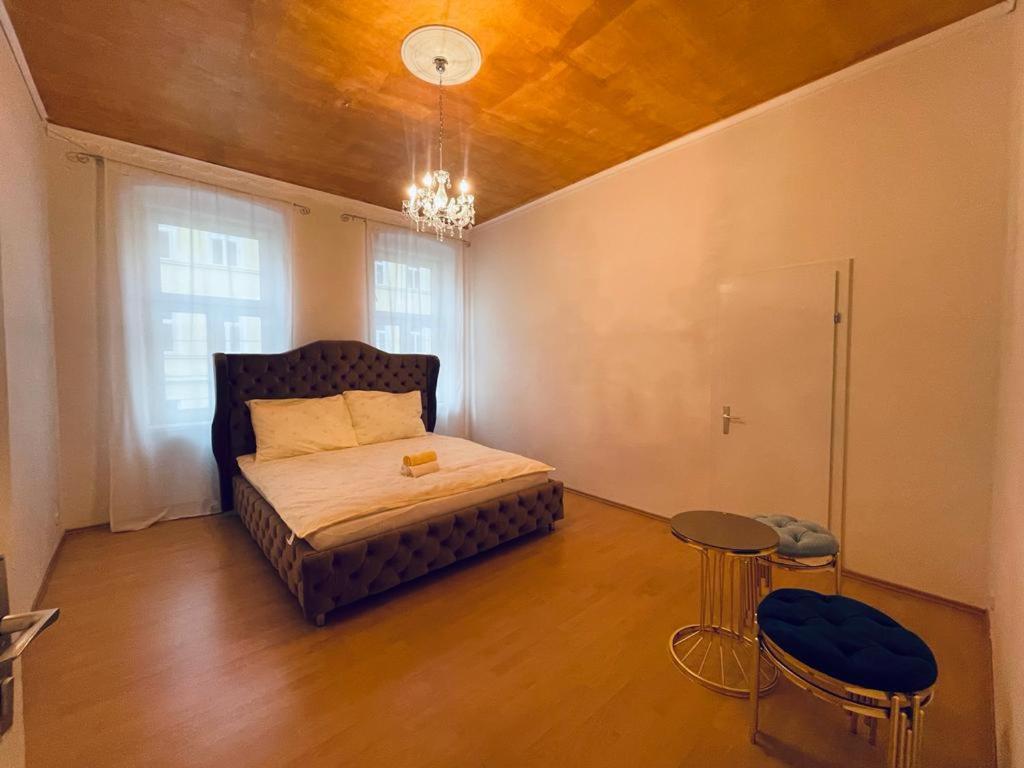 维也纳Venus Apartment的一间卧室配有一张床、一张桌子和一个窗户。